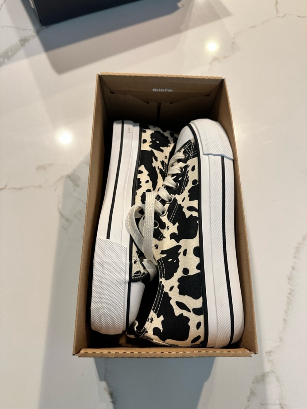 Sneakers - Picture 4 of 4